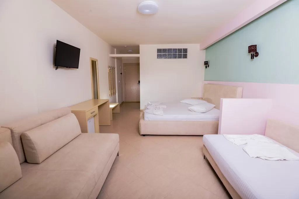 Picasso 6 - STD TRPL Pool View 2.jpg